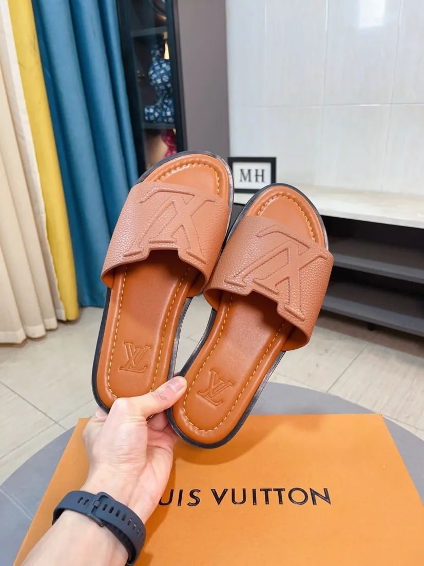 Men's shoes 💰300🌸🌸LV Ordinary men's spring and summer slippers, uppers imported from Italy, cowhide fabric, logo graphics, high-quality craftsmanship, soles: original soles specially provided by the original factory, exclusive movable molded soles super comfortable, original factory single goods, 🔍🔍high quality, you can enter and exit the counter at will, welcome to compare, size 38-45